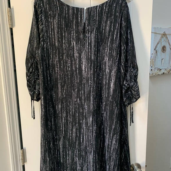 Black and white lined dress - Picture 3 of 5